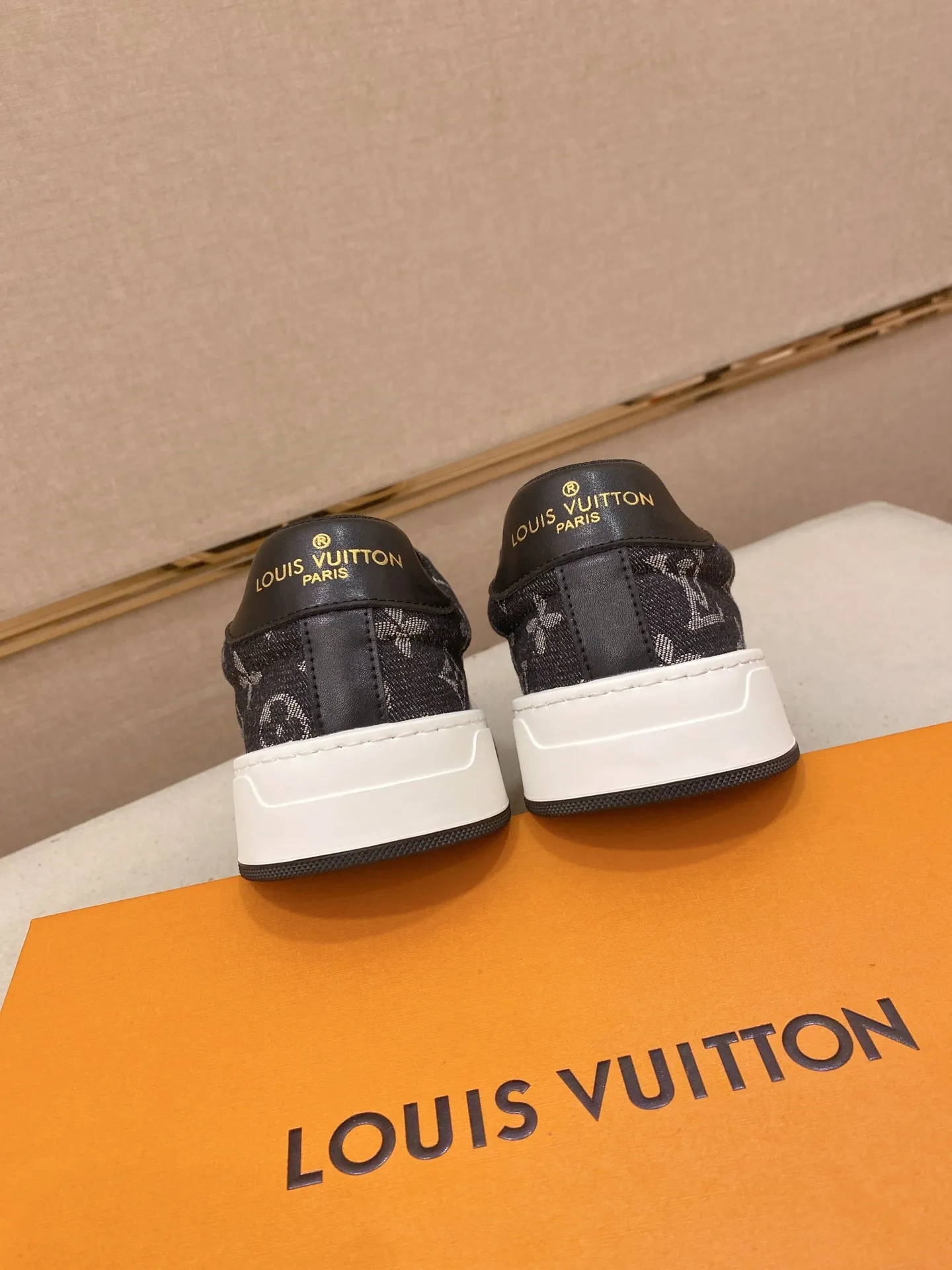 Men's shoes💰 420💰Louis Vuitton (Louis Vuitton/LV) top 🔍🔍 new models are on sale at the same time, the upper 🇮🇹 imported first-layer cowhide from Italy, fully imported sheepskin lining 💪💪, completely 1⃣️ to 1 ⃣️Re-engraved🇮🇹💪💪, ⚠Sole: The original sole is specially provided by the original factory, the exclusive movable molded sole is super comfortable, ⚠The original factory follows the order, 🔍🔍high quality, you can enter and exit the counter at will, welcome to compare⚠. Code number:38-44